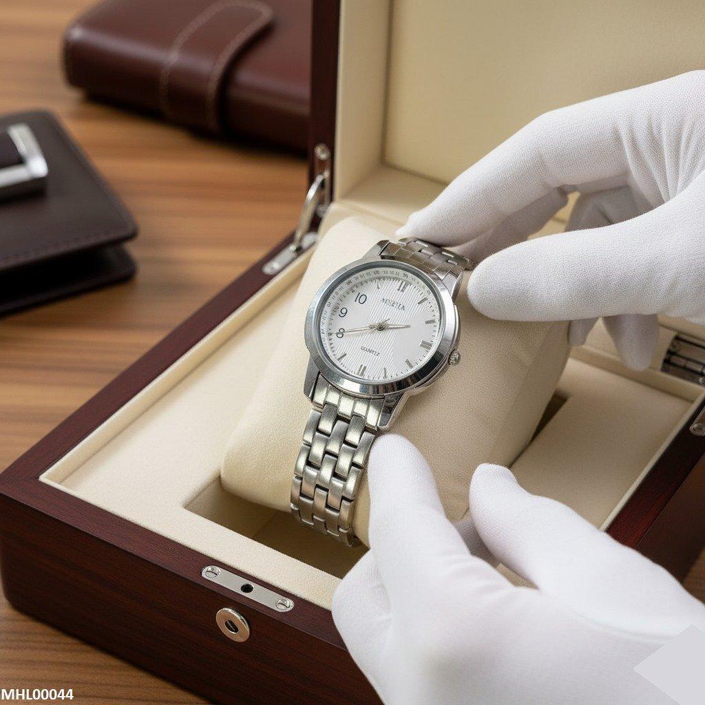 Round Analog Dial Men's Watch